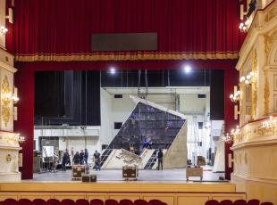 allestimento della scenografia del "Manon Lescaut" al Teatro Galli 