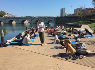 yoga alla piazza sull'acqua