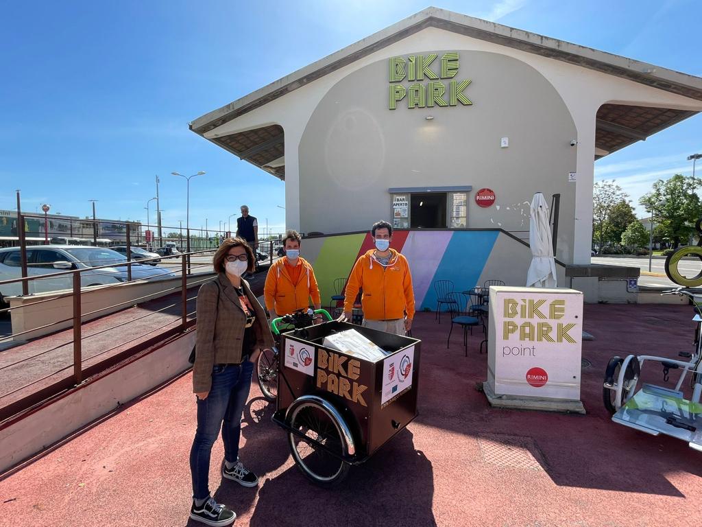 Una cargobike carica di libri