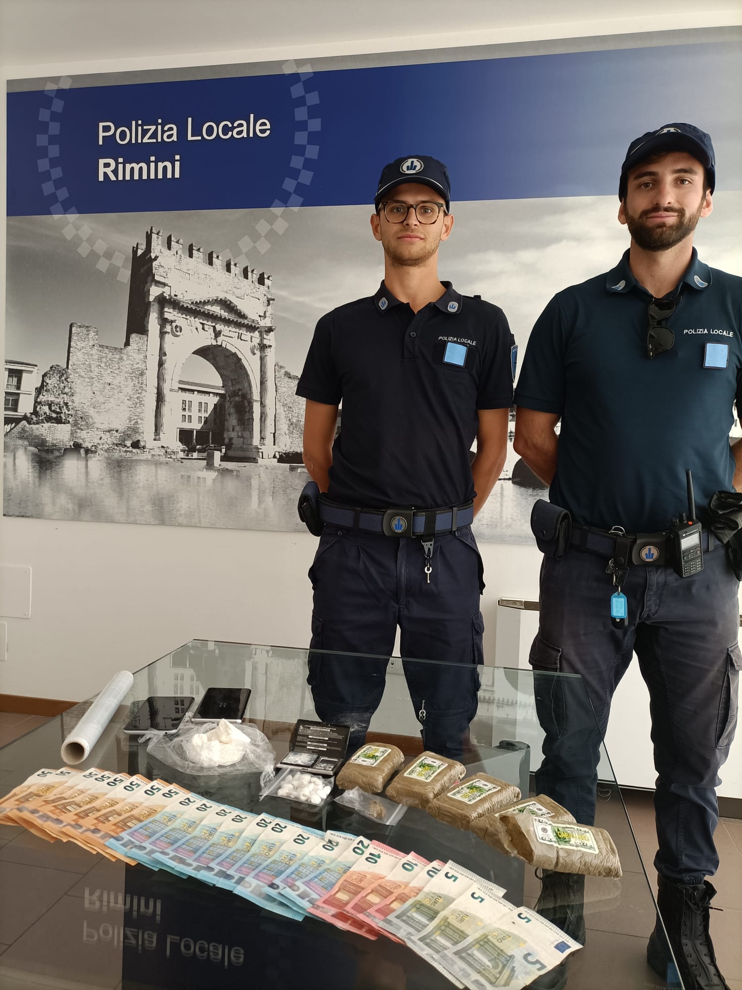 sequestro sostanze stupefacenti e denaro