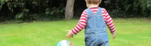 bimbo che gioca al parco