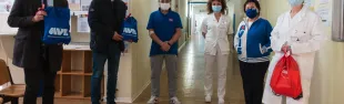 gli_assessori_jamil_sadegholvaad_e_mattia_morolli_con_medici_e_volontari_avis_0.jpeg
