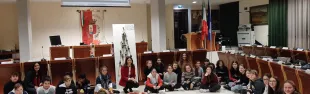 la_visita_degli_alunni_della_scuola_di_duccio_in_consiglio_comunale_con_la_presidente_sara_donati_0.jpg