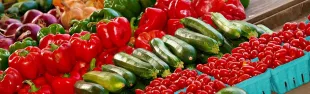 banco di frutta e verdura al mercato coperto