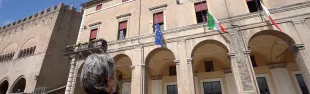 omaggio_vittime_covid-19_bandiere_palazzo_garampi_e_silenzio_sindaco_gnassi__1.jpg