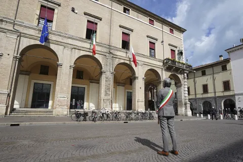 Palazzo Garampi con bandiere a mezz'asta