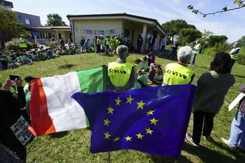 A San Salvatore il germoglio dell’Albero della Pace grazie ai bambini della scuola primaria e al gruppo CIVIVO