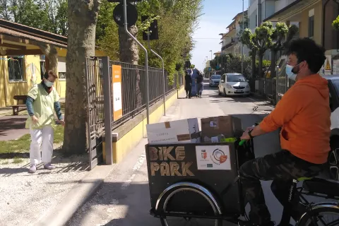 Una cargobike carica di libri 