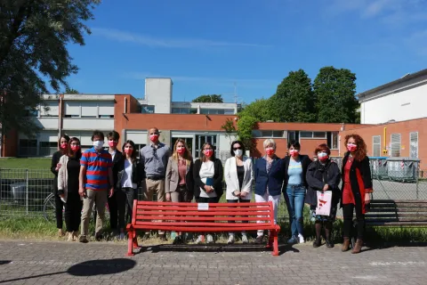 Einaudi di Viserba panchina rossa contro la violenza sulle donne