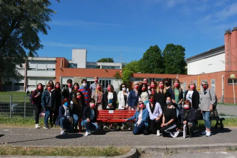 Einaudi di Viserba panchina rossa contro la violenza sulle donne
