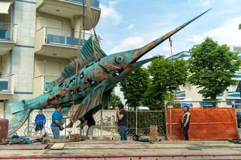 installazione opera in Via Briolini