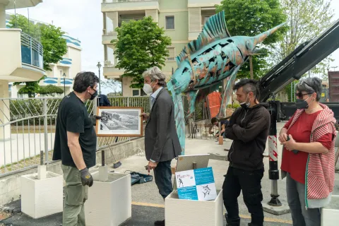 installazione opera in Via Briolini