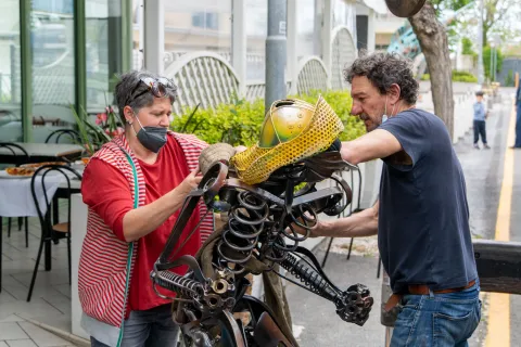 installazione opera in Via Briolini