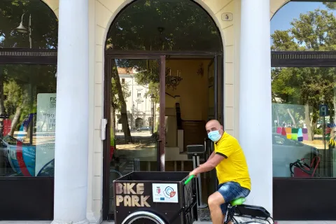 distribuzione presso gli operatori turistici del materiale informativo dell'assessorato al turismo