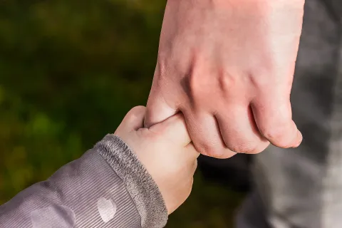 mani bambino e adulto
