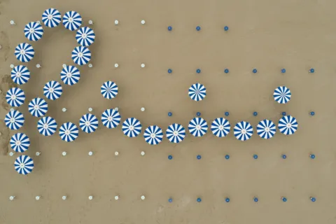 scritta rimini con ombrelloni