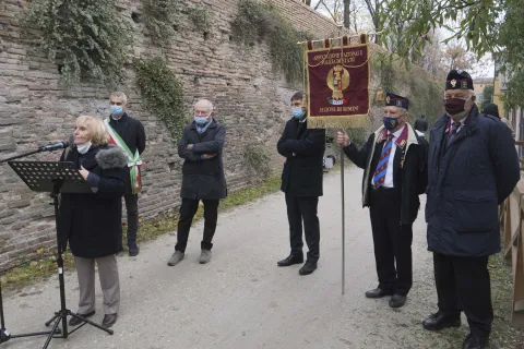 commemorazione vittime uno bianca 