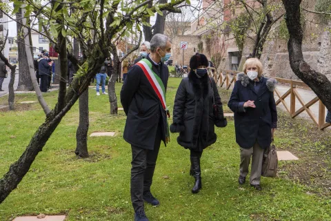 commemorazione vittime uno bianca 