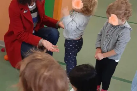 chiara bellini in visita ad un asilo