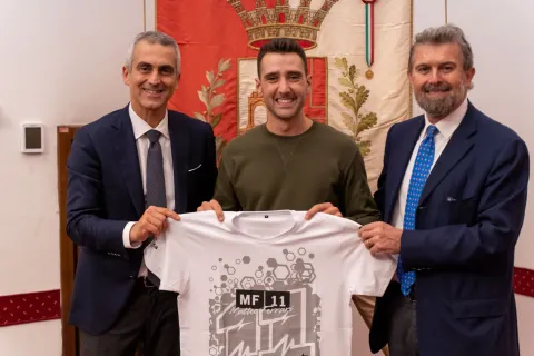 Matteo Ferrai in residenza comunale con sindaco Jamil Sadegholvaad e assessore Moreno Maresi