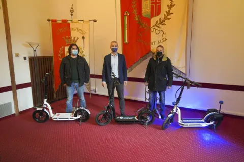 consegna monopattino elettrico al sindaco
