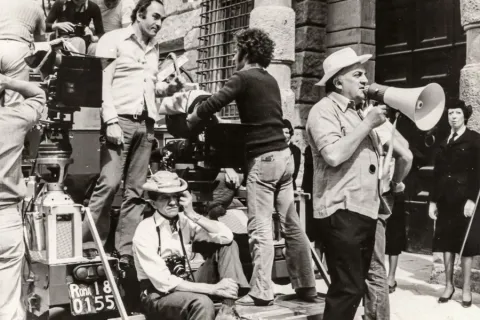 Federico Fellini sul set, tratte dal fondo Davide Minghini della Biblioteca Gambalunga di Rimini
