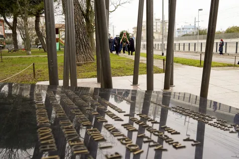Giorno della Memoria deposizione corona monumento in via Madrid