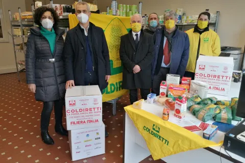 Emporio Rimini - momento della consegna dei pacchi da parte della Coldiretti
