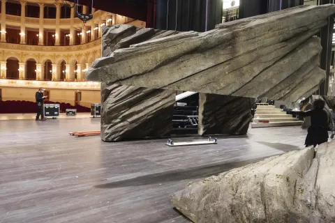 allestimento della scenografia del "Manon Lescaut" al Teatro Galli 