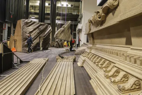 allestimento della scenografia del "Manon Lescaut" al Teatro Galli 