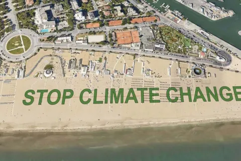scritta sulla spiaggia “Stop Climate Change”