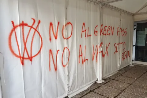 gazebo dell’anagrafe di Rimini imbrattato da scritte
