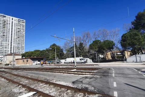 muro via monfalcone stazione ferroviaria abbattuto
