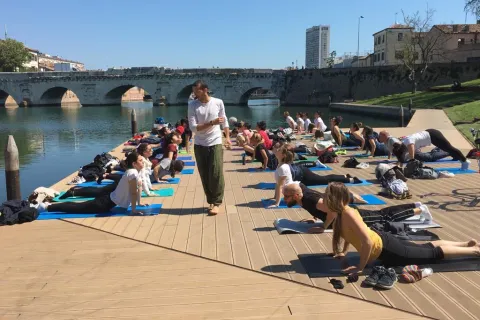 yoga alla piazza sull'acqua