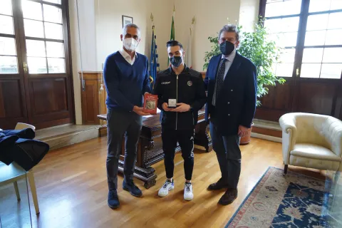 Il ginnasta Thomas Grasso con il sindaco e l'assessore allo sport  