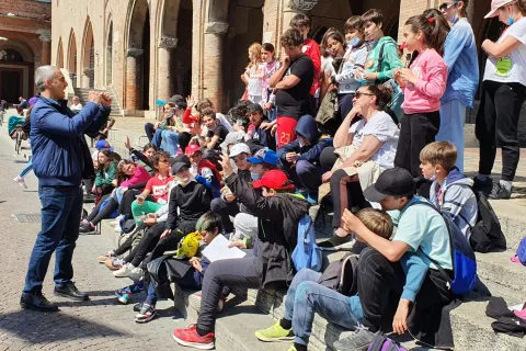 Sindaco e bambini scuole Casti