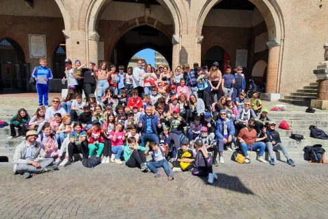 Sindaco e bambini scuole Casti