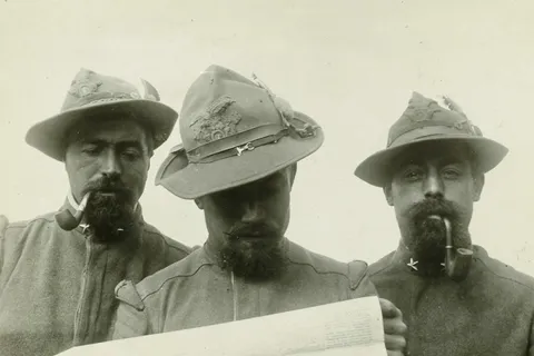 cappello con la penna