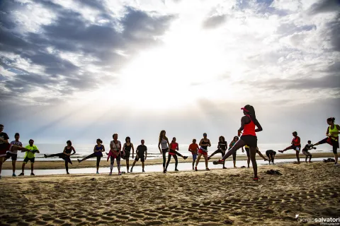 yoga sulla spiaggia