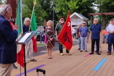 Il piazzale tra via Roma e Parco Cervi intitolato al partigiano Decio Mercanti
