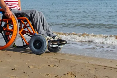 disabile in spiaggia