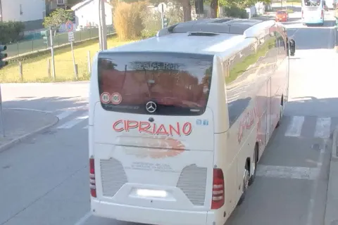 passaggio col rosso pullman