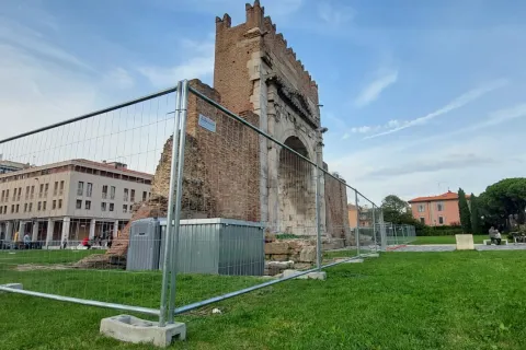 restauro arco d'augusto 