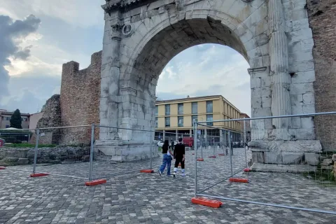 restauro arco d'augusto 