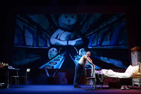 Claudio Casadio e le illustrazioni animate di Andrea Bruno. Foto di Tommaso Le Pera