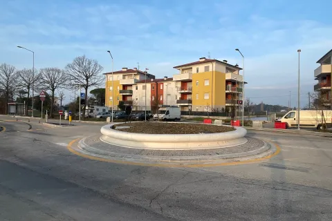 rotatorie in via Verenin Grazia all’incrocio con via Lotti