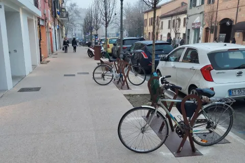 Via_xx_settembte_arredi_in_corten