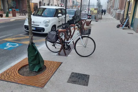 Via_xx_settembte_arredi_in_corten