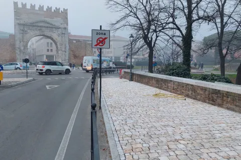 Via_xx_settembte_ponte_romano_ausa_lato_mare