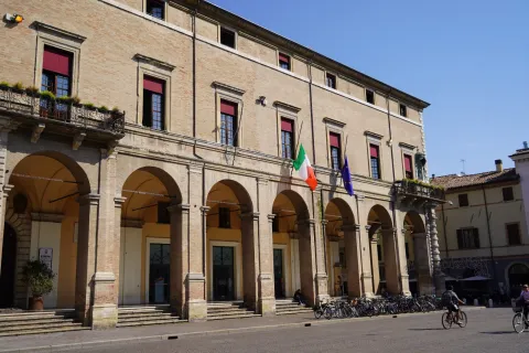 Lutto nazionale per l'alluvione in Emilia Romagna, le bandiere a mezz'asta  Palazzo Garampi